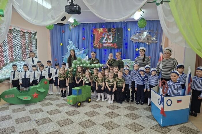 Воспитанники «Светлячка» поздравили пап смотром песни и танца