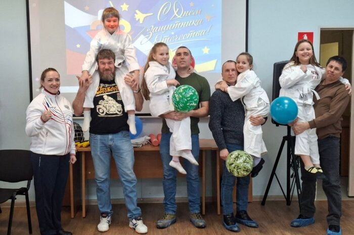 Юные сакмарские каратистки оригинально поздравили своих пап
