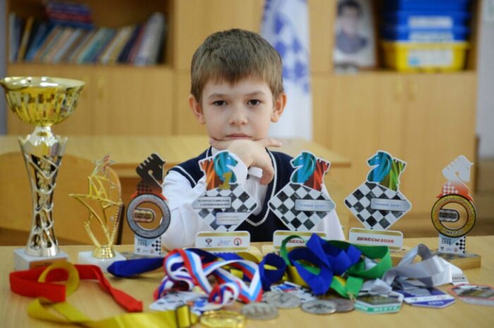 Восьмилетний шарлычанин Пётр Макеев стал чемпионом мира по шахматам в команде